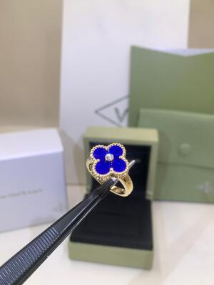 Icon Luck Van Cleef And Arpels Alhambra Pierścionek z żółtego złota Karneol z diamentem VCARD40800