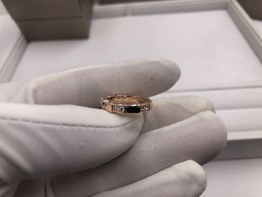 Ręcznie Robiona Biżuteria na Zamówienie z Diamentowym Szlifem i Spersonalizowanym Grawerem dla Unikalnego Luksusowego Designu